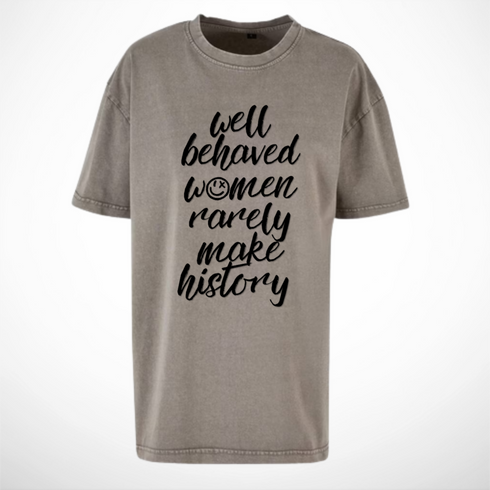 Asfaltgrijs oversized T-shirt met zwarte tekstprint 'well behaved women…make history'