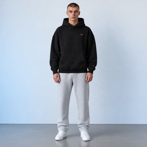 Zwarte oversized hoodie met capuchon en klein borstlogo, lange mouwen.