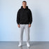 Zwarte oversized hoodie met capuchon en klein borstlogo, lange mouwen.