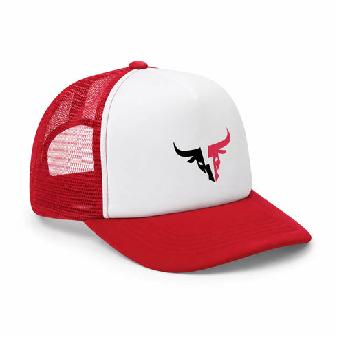 Truckerpet met stierdesign, rode mesh zijkanten en witte frontplaat met zwarte en rode stier