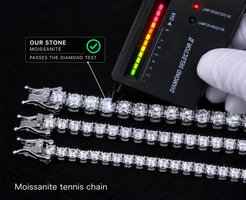 Zilverkleurige moissanite tennis kettingen met ronde steentjes op meetapparatuur