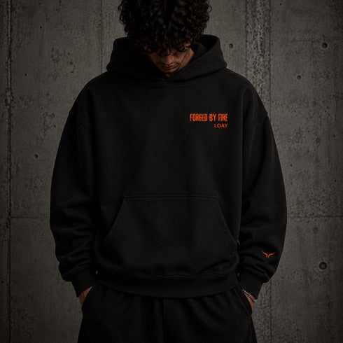 Zwarte oversized hoodie met rode borstprint, capuchon en logomotief op de mouw
