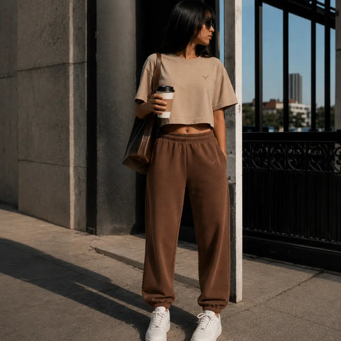 Boxy cropped T-shirt, zandkleurig, korte mouwen, ronde hals, klein borstlogo.