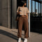 Boxy cropped T-shirt, zandkleurig, korte mouwen, ronde hals, klein borstlogo.