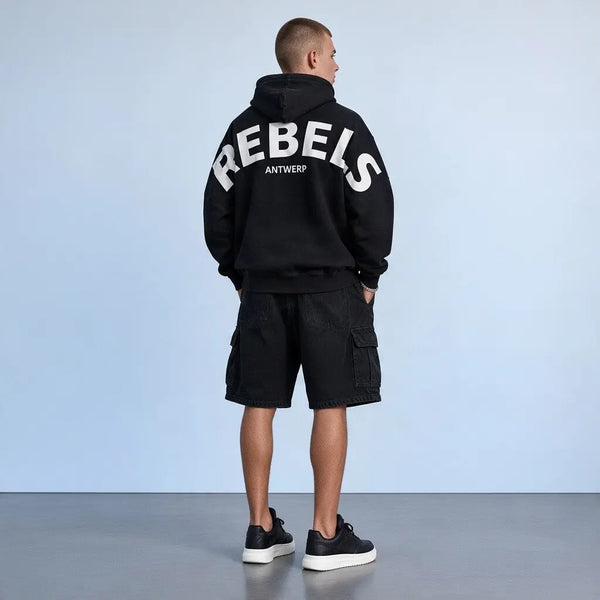 Zwarte oversized hoodie met capuchon en gebogen witte tekst op de rug.