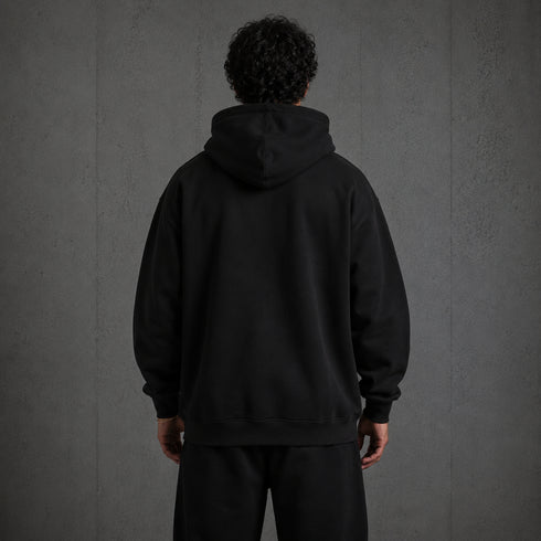 Zwarte oversized hoodie, achterkant met capuchon en lange mouwen