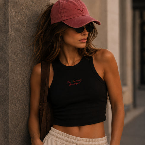 Geborduurde cropped racer tank, zwart met rode tekst op de borst