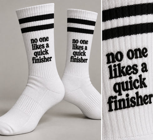 Set witte sportkousen met zwarte strepen en tekst 'no one likes a quick finisher'