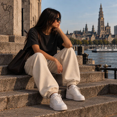 Boxy cropped set: donker T-shirt met zandkleurige sweatpants, elastische taille en enkelboorden