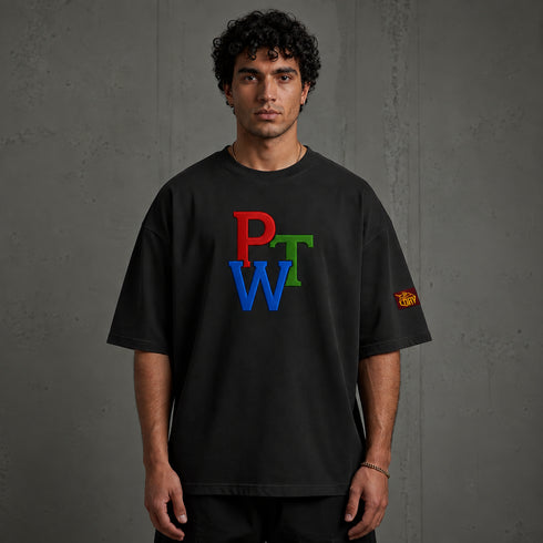 Zwarte t-shirt met ronde hals, korte mouwen en gekleurde frontprint; mouwpatch