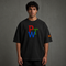 Zwarte t-shirt met ronde hals, korte mouwen en gekleurde frontprint; mouwpatch