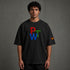 Zwarte t-shirt met ronde hals, korte mouwen en gekleurde frontprint; mouwpatch