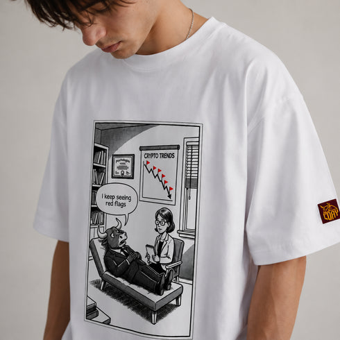 Wit oversized boxy T-shirt met close-up stripprint en rode waarschuwingspijl