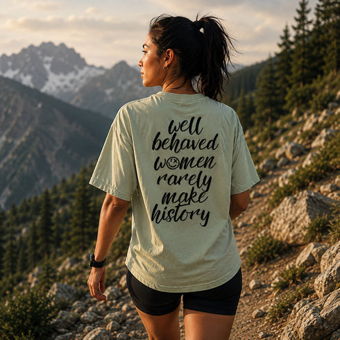 Salie-groen T-shirt met rugtekstprint 'well behaved women…make history'