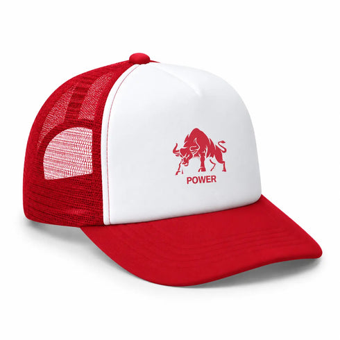 Truckerpet met rode mesh, witte voorzijde en rode ‘Power’-stierlogo, rode klep