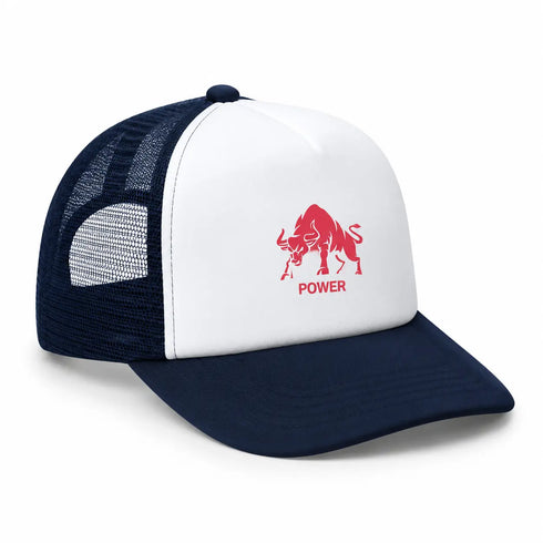 Truckerpet met navy mesh, witte voorzijde en rood stierlogo met ‘Power’, navy klep