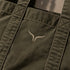 Detailopname: vintage olijfkleurige canvas tote tas met centraal geborduurd logo.