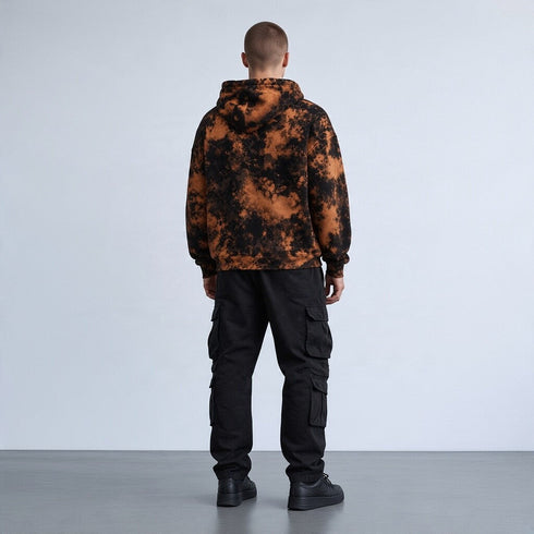 Oversized tie-dye hoodie, achterkant met zwarte stof en bruin-oranje patroon