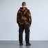 Oversized tie-dye hoodie, achterkant met zwarte stof en bruin-oranje patroon