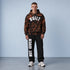 Tie-dye tracksuit met bruine capuchontrui en zwarte joggerbroek, witte NOT GIVEN-tekst op been