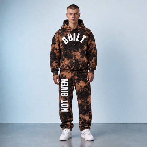 Tie-dye tracksuit met bruine all-over hoodie en joggers; zwarte pijpen met witte NOT GIVEN