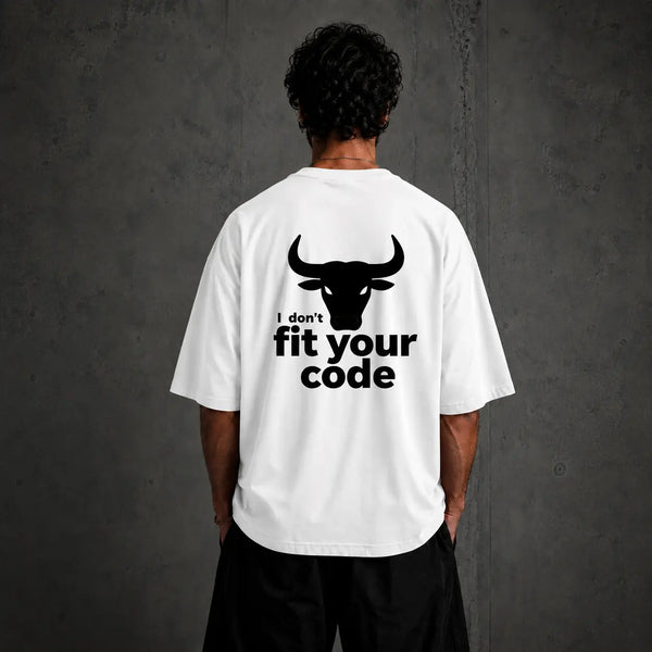 Witte t-shirt met ronde hals en zwarte stier-icoon en tekstprint op de rug.