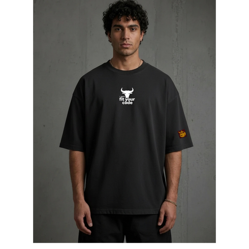 Zwart t-shirt met voorlogo 'fit your code' en kleine badge op zoom rechts.