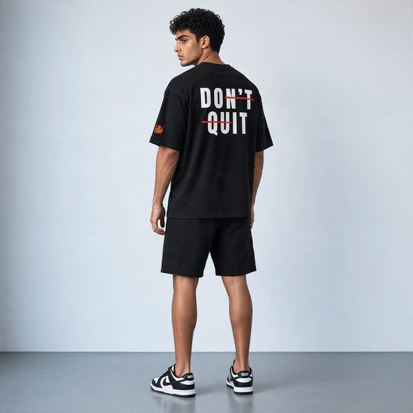 Zwarte oversized T-shirt met grote ‘DON’T QUIT’-print op de rug