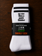 Witte sportkousen met zwarte strepen en label 'Swirly Sox' met tekst 'no one likes a quick finisher'