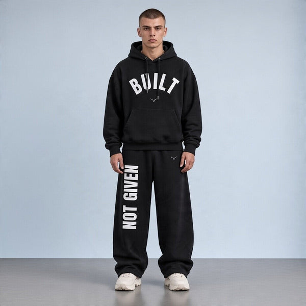 Zwart heren tracksuit met capuchon en bijpassende joggerbroek, groot BUILT-logo op borst