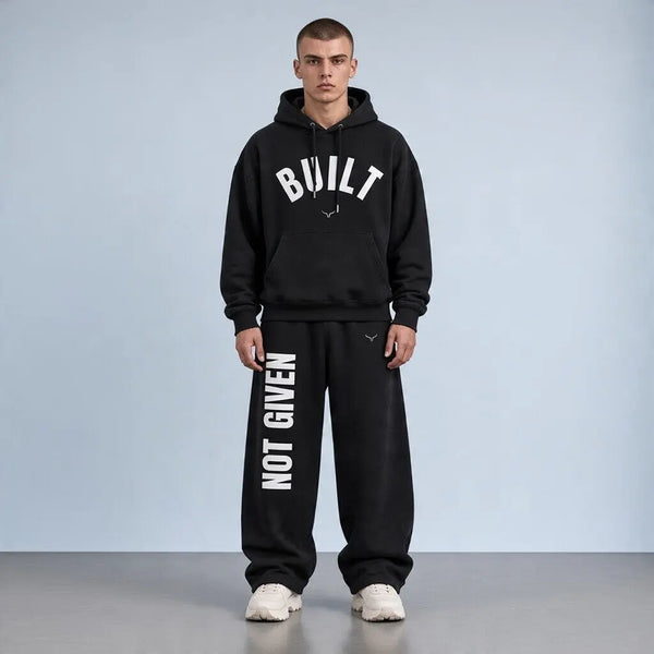 Zwart heren tracksuit met capuchon en bijpassende joggerbroek, groot BUILT-logo op borst