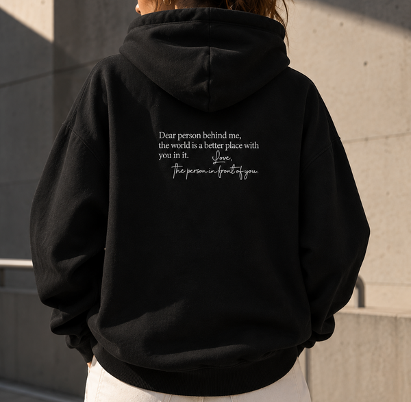 Zwarte hoodie met geborduurde tekst op rug en capuchon
