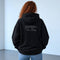 Oversized zwarte geborduurde hoodie met tekst op de achterkant