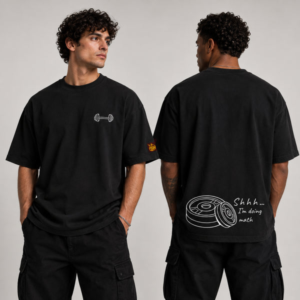 Zwarte oversized gymfitness T-shirt met witte gewicht-illustratie en oranje mouwpatch