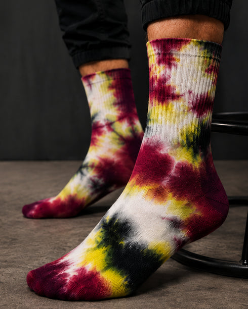 Tie-dye sokken met witte basis, bordeaux en limoengroen; zwarte boord.