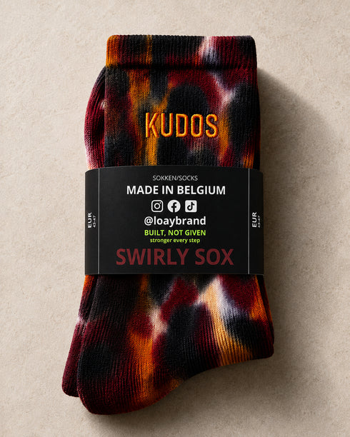 Tie-dye sok met KUDOS en etiket 'MADE IN BELGIUM', zwart-bordeaux-oranje.