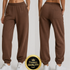 Bruine sweatpants met elastische tailleband en zakken, rechte pijpen, manchetten onderaan.