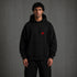 Zwarte oversized hoodie met capuchon en kleine rode borstprint.