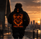 Zwarte oversized hoodie met grote vlammenprint op de rug en rode tekst opzij