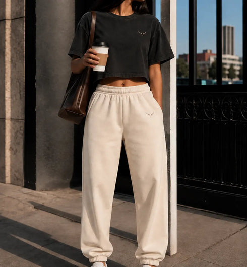 Set met boxy cropped T-shirt en sweatpants: donker bovenstuk, zandkleurige joggingbroek