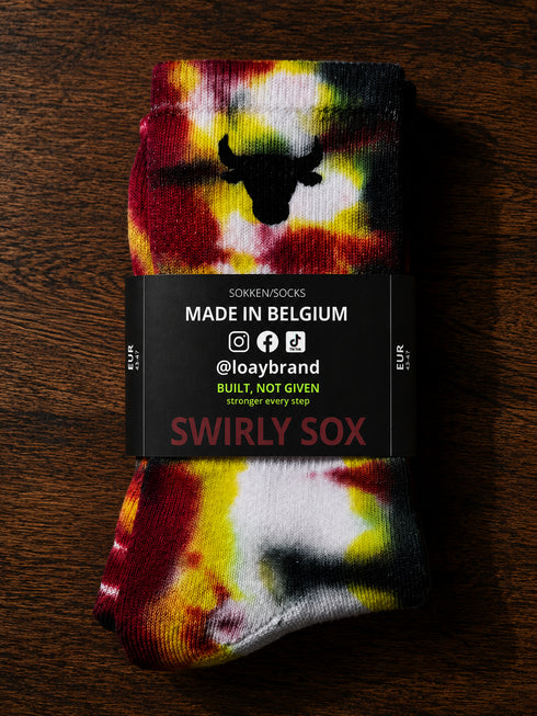 Gebreide tie-dye sokken met label; wit, bordeaux en limoengroen.