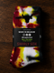 Gebreide tie-dye sokken met label; wit, bordeaux en limoengroen.