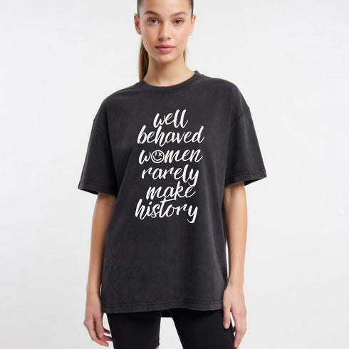 Zwart oversized T-shirt met witte tekstprint 'well behaved women…make history'